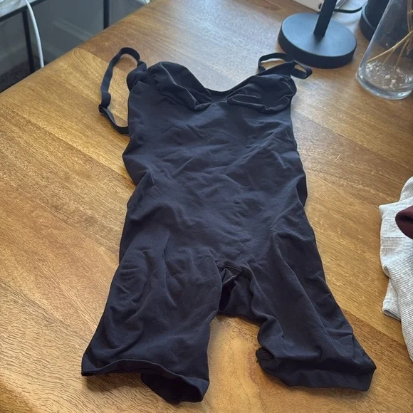 SKIMS seamless sculpt bodysuit - Picture 3 of 3